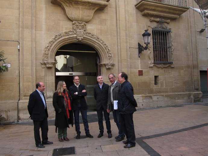 Luena, y el resto de los responsables socialistas, ante el Museo