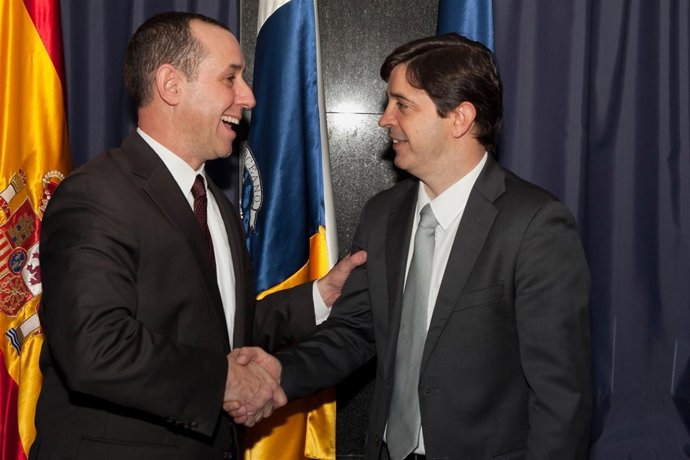 Ortiz (d), con el delegado comercial