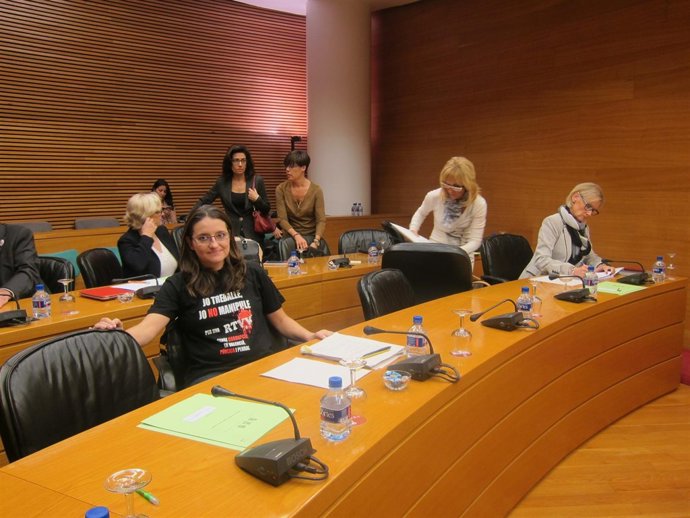 Oltra con la camiseta en la Comisión de las Corts