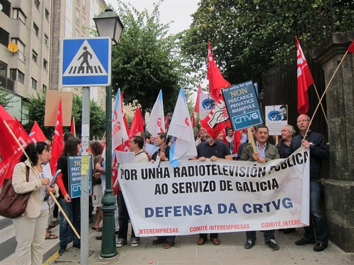 Protesta De Trabajadores De La Crtvg Frente Al Parlamento.