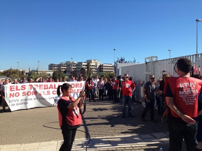 Concentración de trabajadores de RTVV en Burjassot (Valencia)