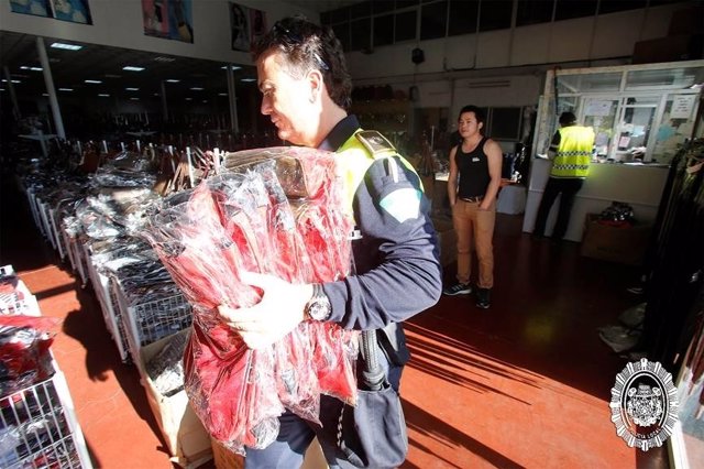 La Policía interviene bolsos en Sevilla