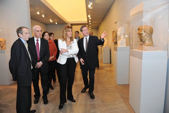 Díaz presenta la exposición dedicada al escultor Juan Cristóbal         