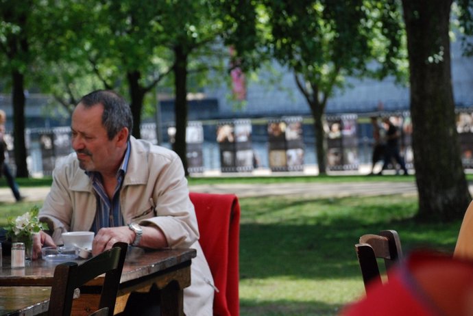 Señor soltero tomando café