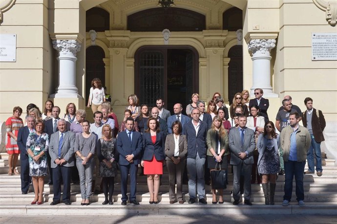 Concentración en Ayuntamiento por la mujer muerta por su pareja en Ciudad Jardín