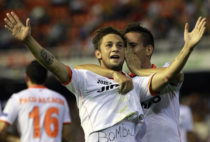 Fede Cartabia celebra con Pereira la victoria ante el St Gallen
