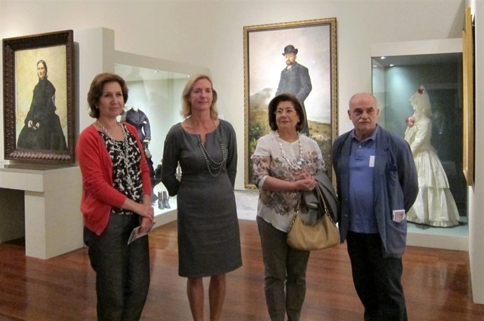 Paz Olmos, la segunda izquierad, con traje gris