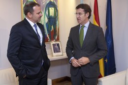 El presidente de la Xunta con el embajador de Cuba en España.