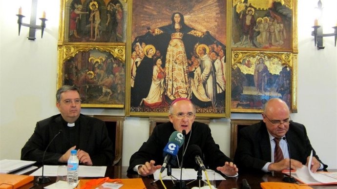 Monseñor Osoro en el centro, entre Javier Llopis y Luis Agudo