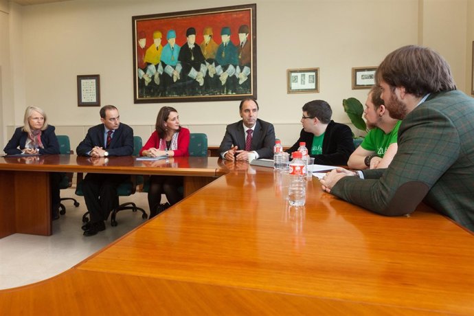 Diego con representantes del Consejo de Estudiantes