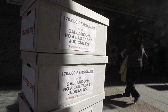 Un abogado entrega firmas contra la ley de Tasas