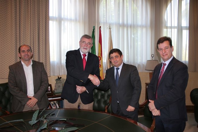 Roldán y Reyes se estrechan la mano ante Jesús Muñoz y Justo Castaño.