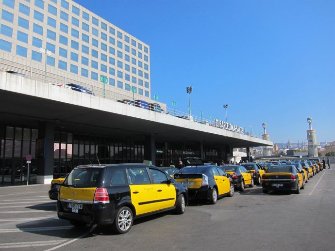 Taxis Aparcados En La Estación De Sants