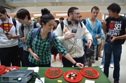 Una alumna pueba de uno de los platos de insectos dispuestos en la UAL