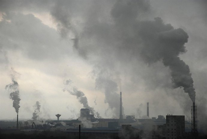 Fábricas echando humo a la atmósfera