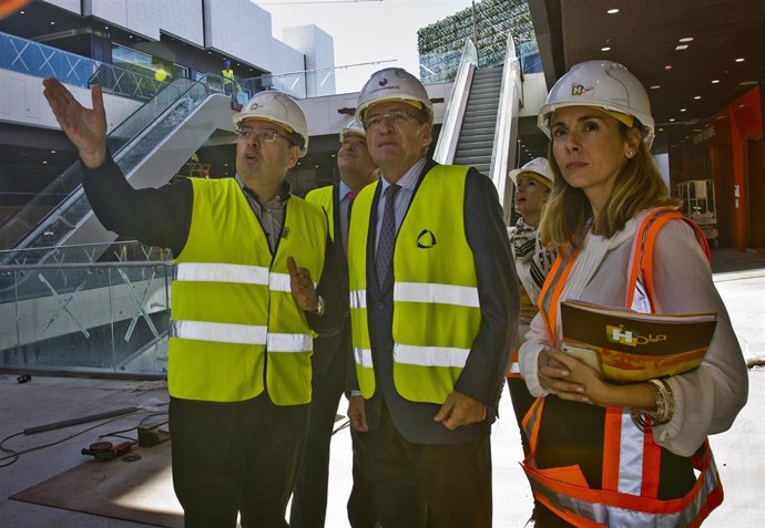 El alcalde de Huelva, Pedro Rodríguez, visita las obras de Holea. 