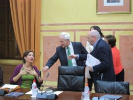 Consejera de Hacienda, María Jesús Montero, con diputados de PP y PSOE