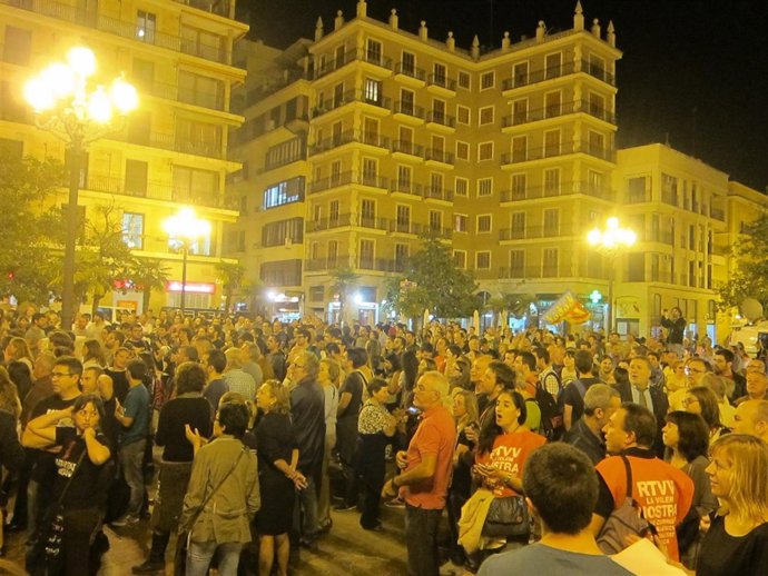 Valencianos en la plaza de la Virgen contra el cierre de RTVV