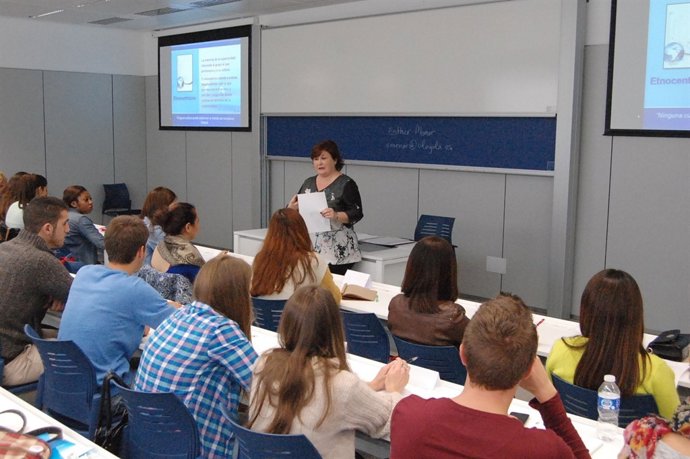 La directora de la Escuela de Lenguas de Loyola, Esther Menor, durante una clase