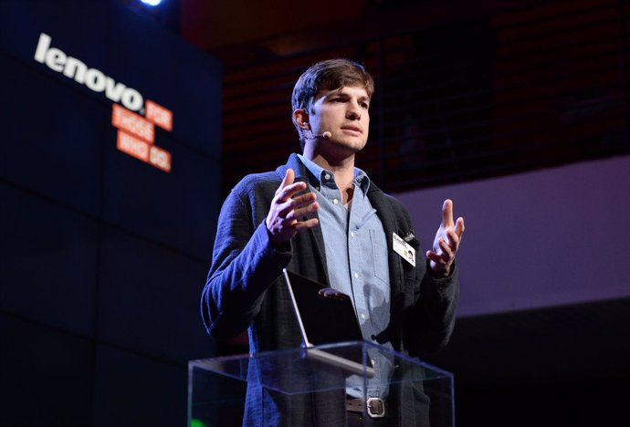 Actor Ashton Kutcher presenta su nueva yoga tablet de Lenovo 