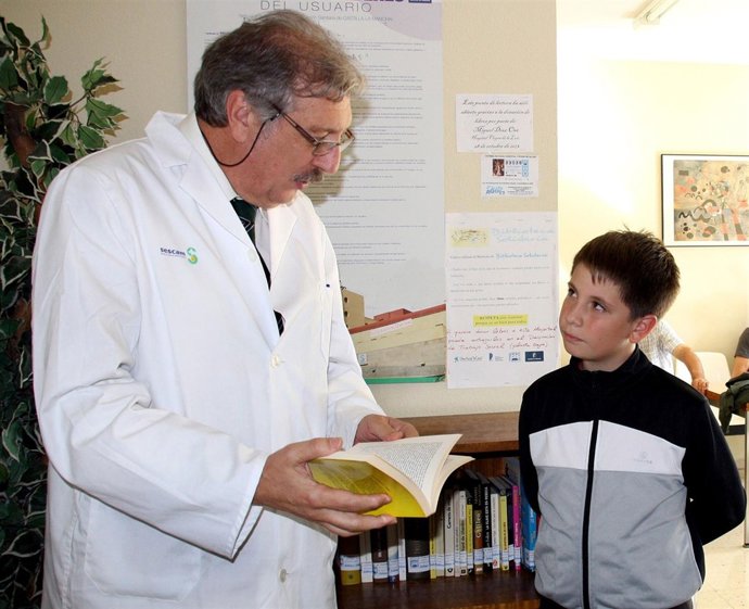 Médico con niño, medicina, consulta, sanidad