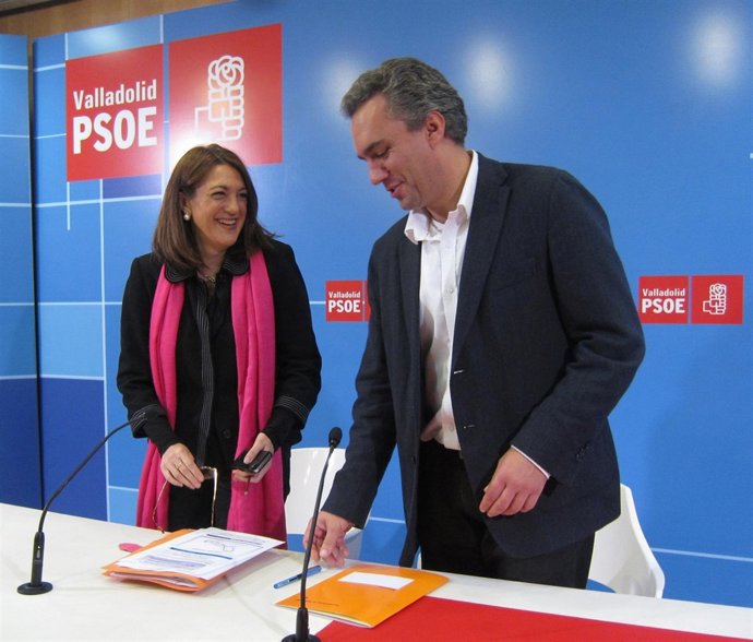 Soraya Rodríguez, junto al secretario provincial del PSOE, Javier Izquierdo