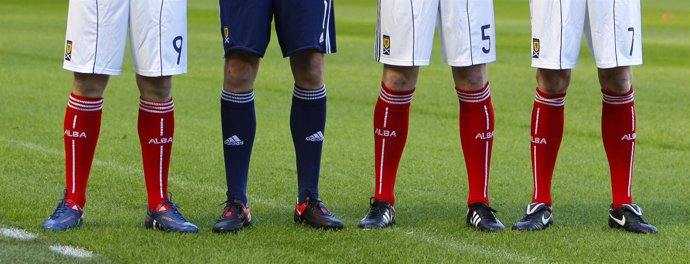 Jugadores de fútbol con botas de Adidas