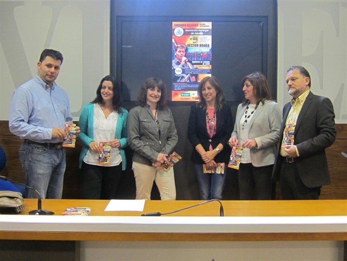 Belén Fernández con miembros de la Asociación Asperger y la OCAS