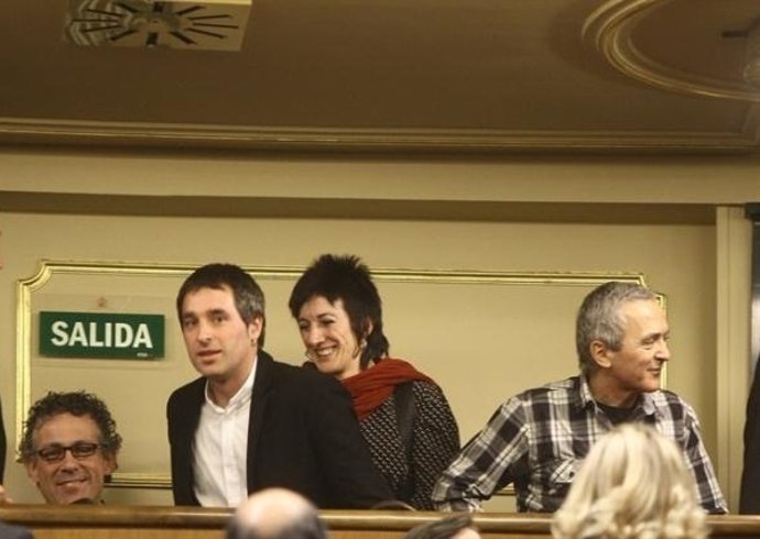Iker Urbina, entre Xabier Mikel Errekondo y Maite Aristegi y Sabino Cuadra