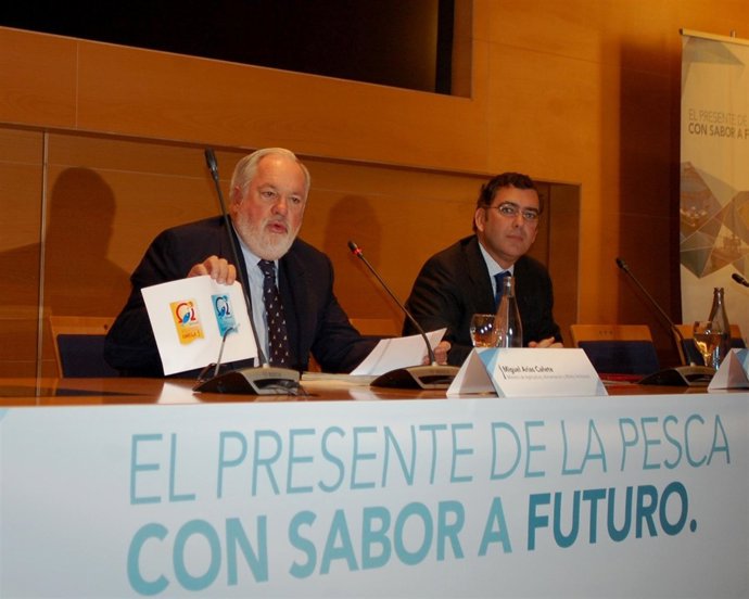 Miguel Arias Cañete presenta logo Omega 3 