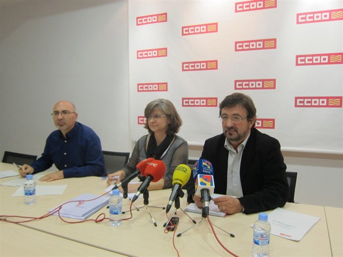 Juan Carlos Cantín, Paloma López y Julián Buey.