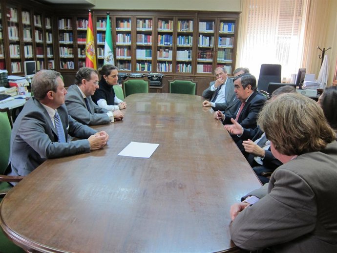De Llera (izda, en el centro) en la reunión en la Audiencia cordobesa