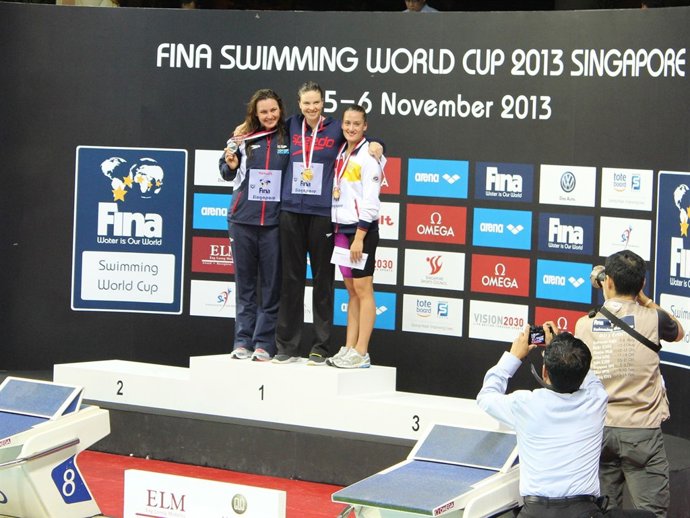 Melani Costa y Mireia Belmonte en la Copa del Mundo en Singapur