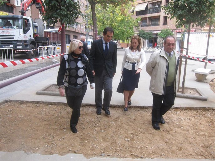 José Antonio Nieto con la edil Laura Ruiz y vecinos