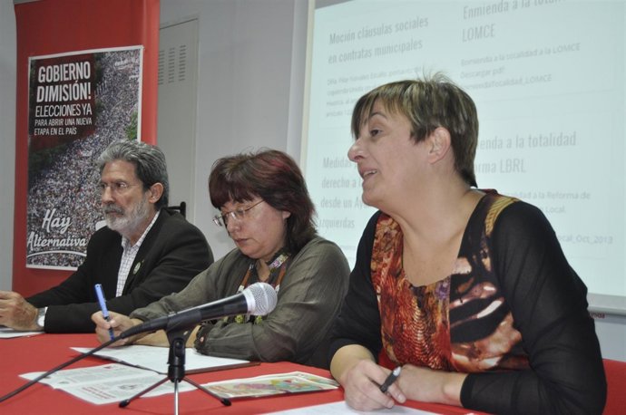 Pilar Novales (dcha.), Montse Muñoz y Adolfo Barrena.