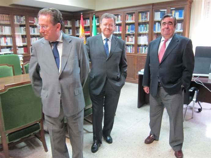 De Llera (izda.) junto al fiscal jefe y el presidente de la Audiencia