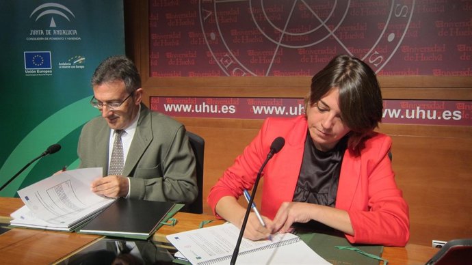 La consejera de Fomento, Elena Cortés, y el rector de la UHU, Francisco Ruiz.