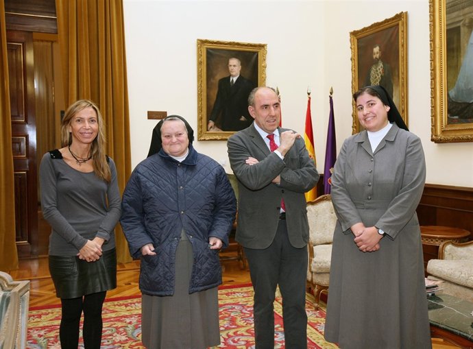 Fernández (I) y Hernández junto a la priora y la  mayordoma
