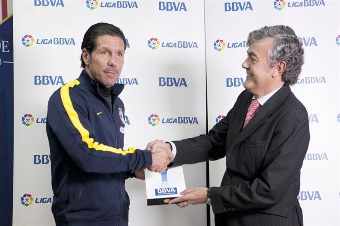 Simeone recibe el premio de mejor entrenador de octubre de la Liga BBVA