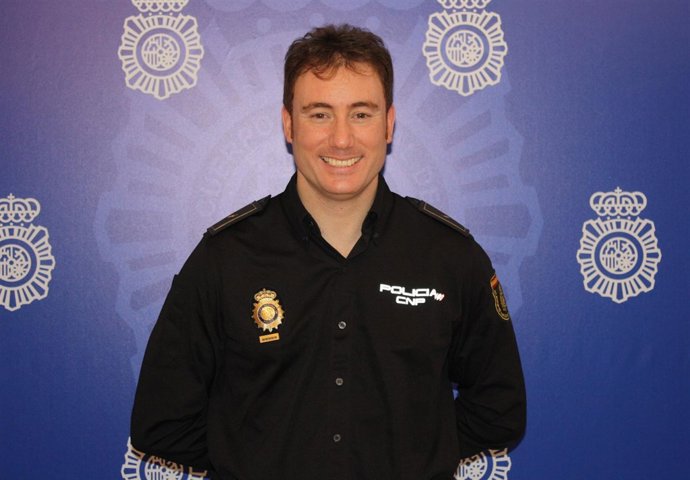 El agente que salvó a la joven que sufría asfixia en Alicante