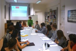 Teresa Nagore se dirige a los participantes en las sesiones formativas.