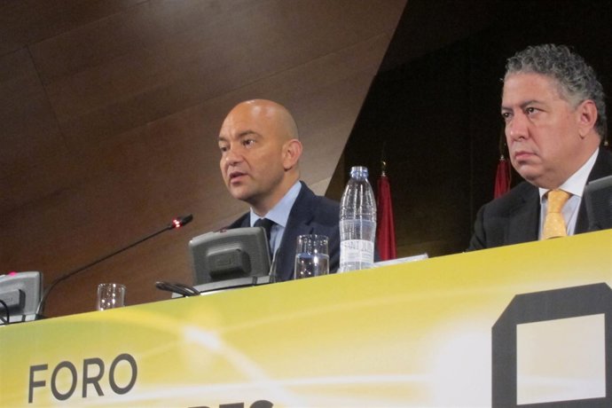 Lo secretarios de Comercio, Jaime García-Legaz, y de Empleo, Tomás Burgos