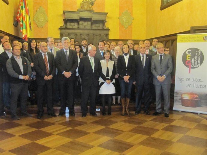 Acto de firma de la carta de adhesión