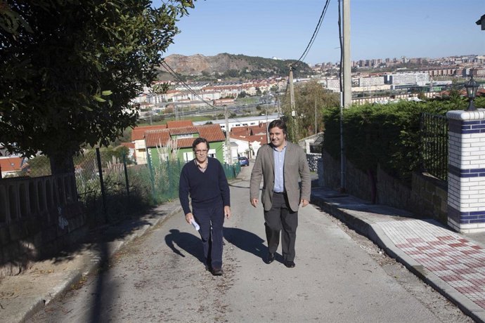El alcalde y el pedáneo de Cacicedo en la calle Miramar