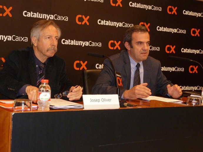 El catdrático J.Oliver y el director de Estudios de CatalunyaCaixa, R.Roig