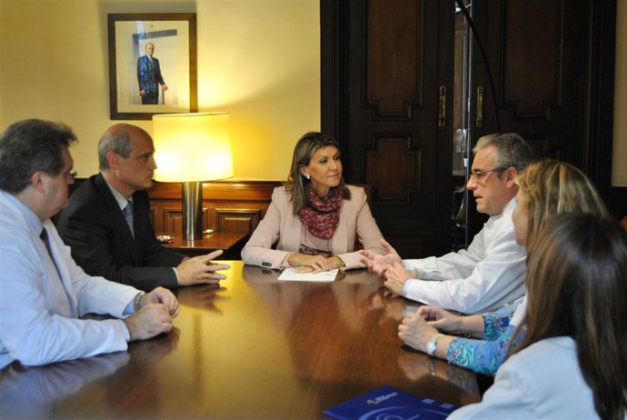 La Delegada del Gobierno, Llanos de Luna, con representantes faarmacéuticos