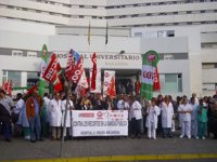 Trabajadores de la sanidad pública se concentran ante hospitales en contra de los "recortes" de Junta
