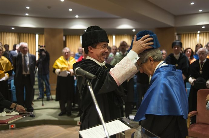 Investidura de Etxenike en la UCM