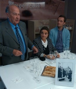 Los cavistas Agustí Torelló y Gemma Torelló y el músico Vassil Lambrinov