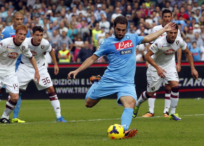 Higuaín da los tres puntos al Nápoles